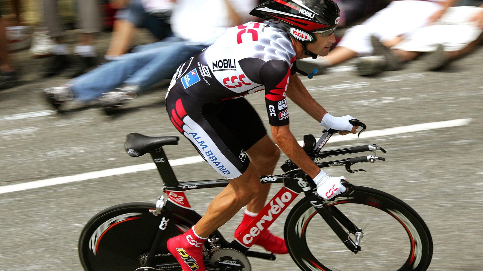 “漂移艺术:弯道飞旋的极致表现”,弯道漂移为什么要打反方向