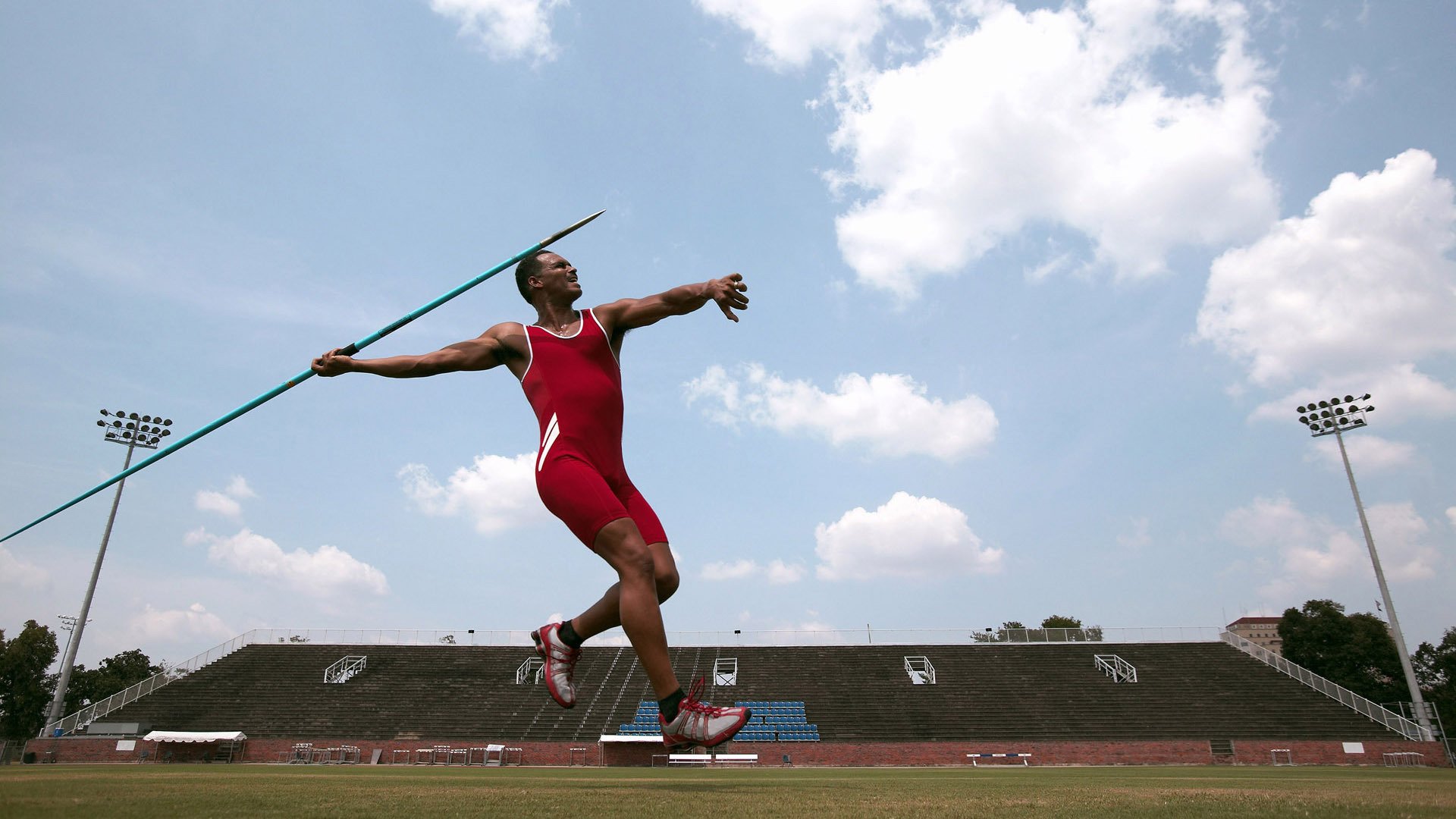“简阳文体中心篮球赛：明星球员点燃观众激情”