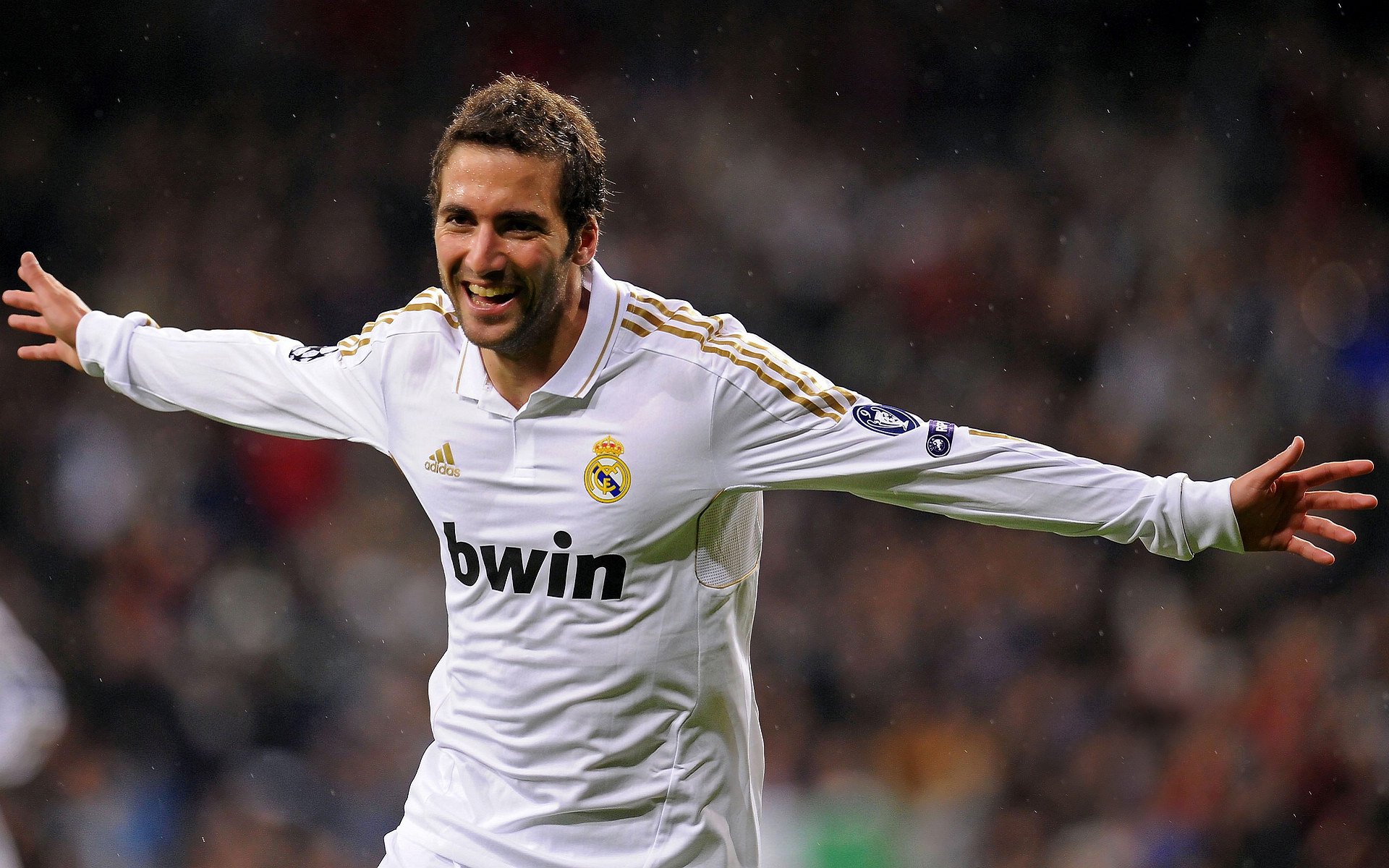 教练布阵是否应更多考虑边路球员身体对抗能力，教练员队伍