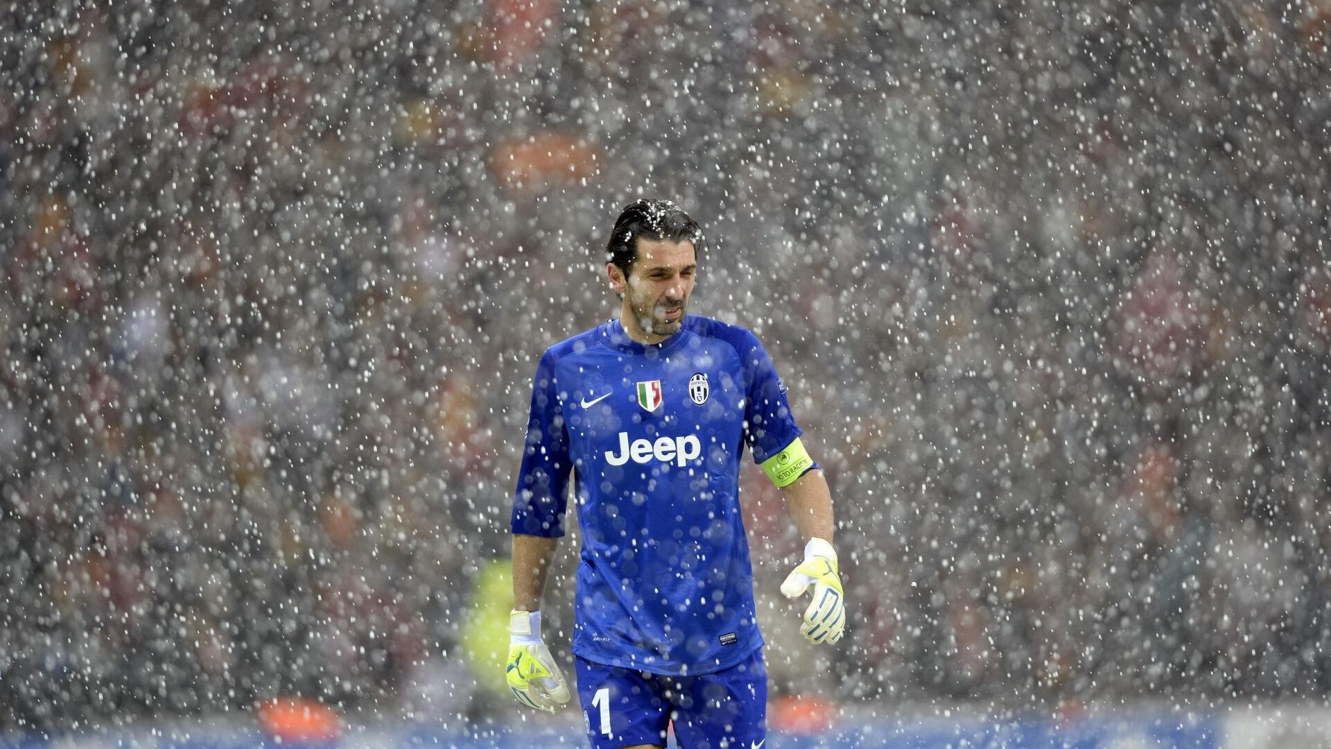 教练布阵是否应更多考虑边路球员身体对抗能力，教练员队伍